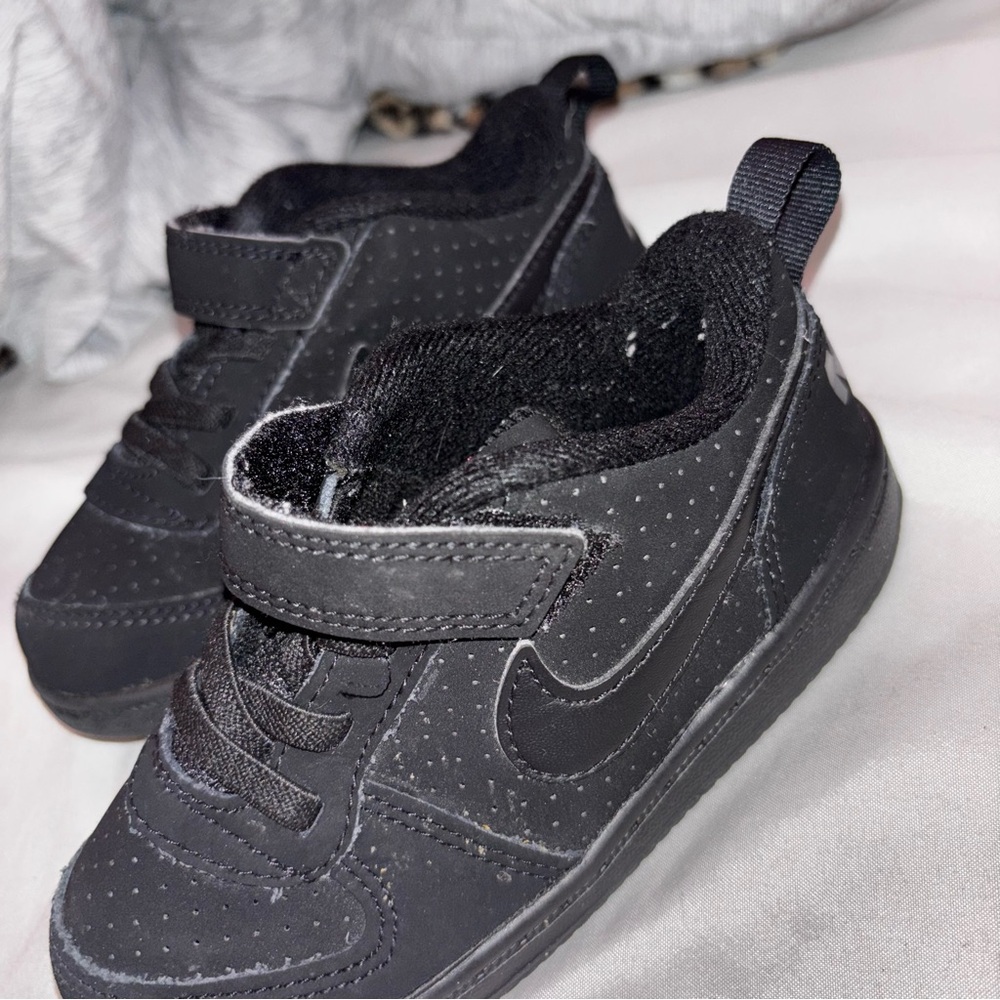 Nike Toddler Boy Black On Black Sneakers with Velcro Strap